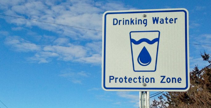 Drinking water source protection road sign 